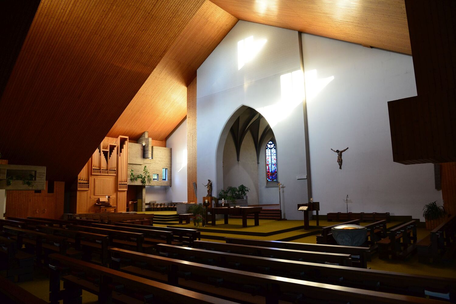 Pfarrkirche neu Göfis, Carl Lampert Urnengrab und Gedenktafel in der Kirche